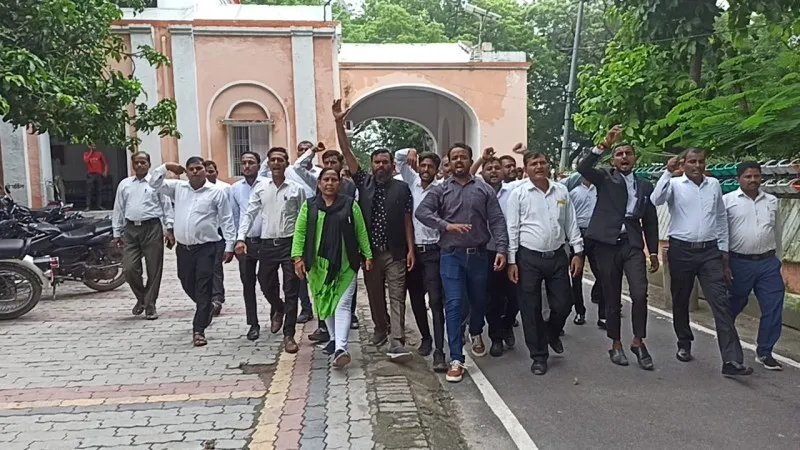 बहराइच हापुड़ के दोषी पुलिस कर्मियों की गिरफ्तारी को लेकर वकीलों ने किया प्रदर्शन (2)