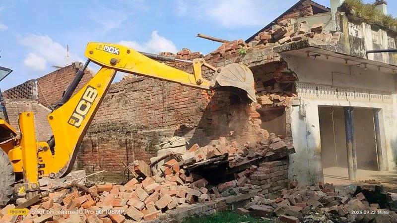 बहराइच : रास्ते की जमीन पर बने पांच मकानों पर चला बुलडोजर