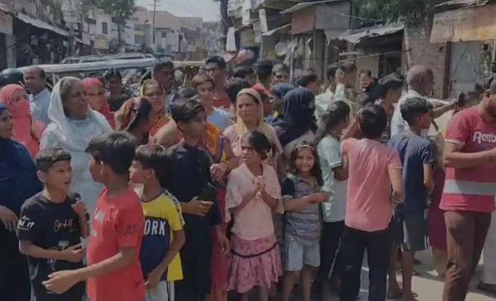 बरेली: शराब भट्टी के खिलाफ महिलाओं का हल्लाबोल, बोलीं- शराबी करते हैं छेड़छाड़ 