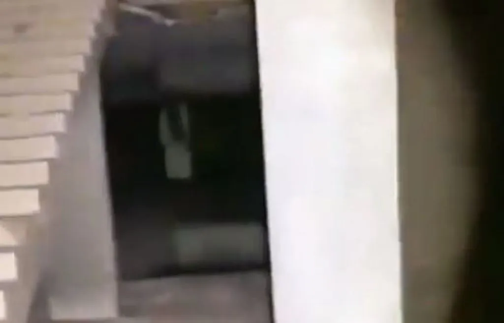 VIRAL VIDEO: जर्जर बिल्डिंग में हवा में लटकी दिखी भयानक भूतनी, पलभर में हो गई गायब, वीडियो देख लोगों के उड़े होश 