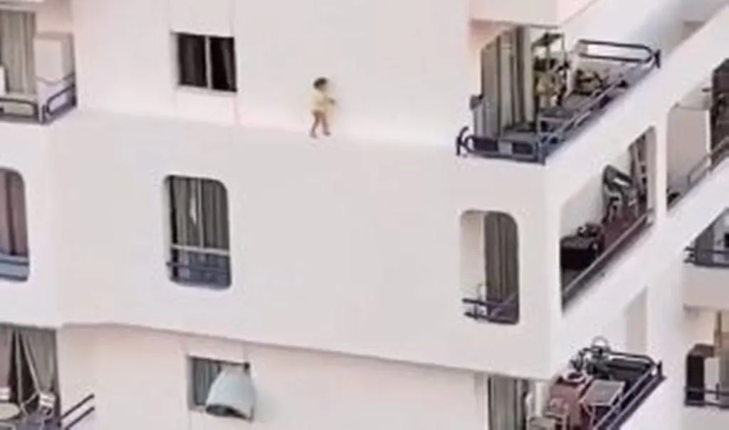 VIRAL VIDEO: बहुमंजिला इमारत के खतरनाक किनारे पर दौड़ा बच्चा, आगे जो हुआ देख थम जाएंगी सांसें