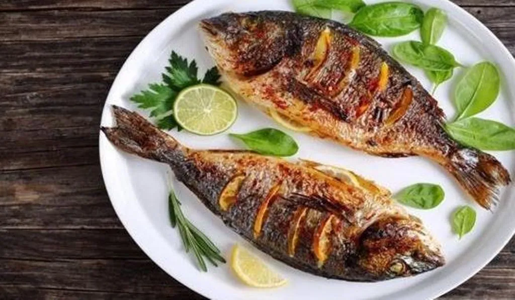 मछली खाना महिला को पड़ा भारी, काटने पड़ गए हाथ-पैर, वजह जानकर रह जाएंगे हक्का-बक्का 