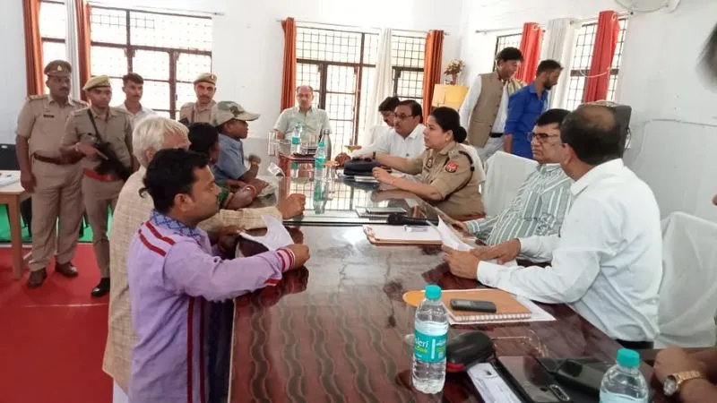 Mahoba: संपूर्ण समाधान दिवस पर जुटी फरियादियों की भीड़, 20 शिकायतों में तीन का हुआ निस्तारण, ये अधिकारी रहे मौजूद