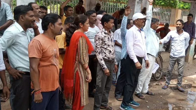 Mahoba: सात सूत्रीय मांगों को लेकर सफाई कर्मचारी संघ ने प्रदर्शन कर सौंपा ज्ञापन, मांगों को निराकरण कराने की उठाई मांग