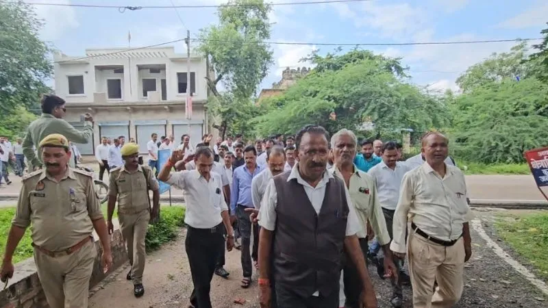 हापुड़ में वकीलों पर लाठी चार्ज से नाराज अधिवक्ताओं महोबा में जुलूस निकालकर की नारेबाजी, लगाए मुर्दाबाद के नारे