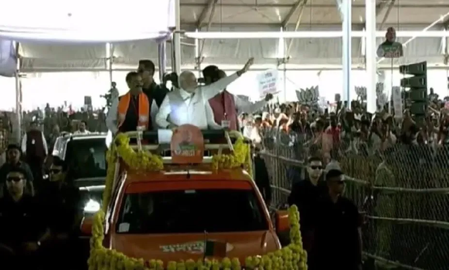 कार्यकर्ता महाकुंभ में शामिल होने पीएम मोदी पहुंचे जंबूरी मैदान, खुले वाहन में हुए सवार 