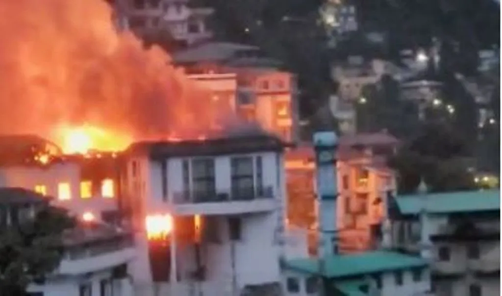 देहरादून: मसूरी के होटल में लगी आग, कोई हताहत नहीं