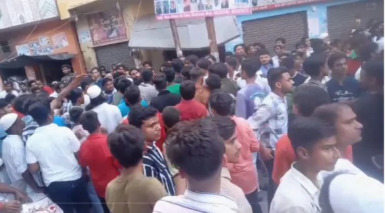 रामपुर: चेहल्लुम के जुलूस के दौरान भिड़े दो गुट, मारपीट की वीडियो वायरल, देखें वीडियो