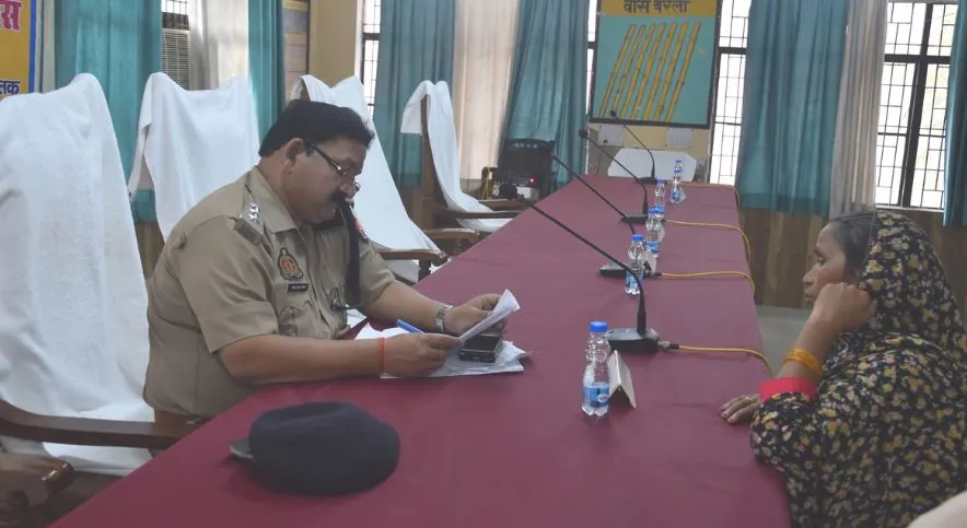 बरेली: सीएम के वर्चुअल संवाद की तैयारी में व्यस्त रहे अधिकारी, भटकते रहे फरियादी 