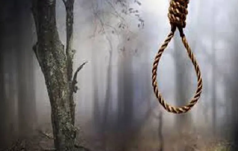 बरेली: पेड़ से लटका मिला युवक का शव, परिजनों ने लगाया हत्या का आरोप