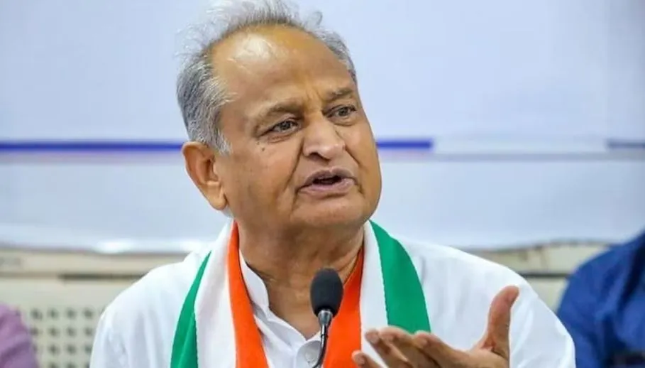 उपराष्ट्रपति के राजस्थान दौरों पर गहलोत का कटाक्ष, कहा- अब तो राष्ट्रपति का आना ही बाकी रह गया है 