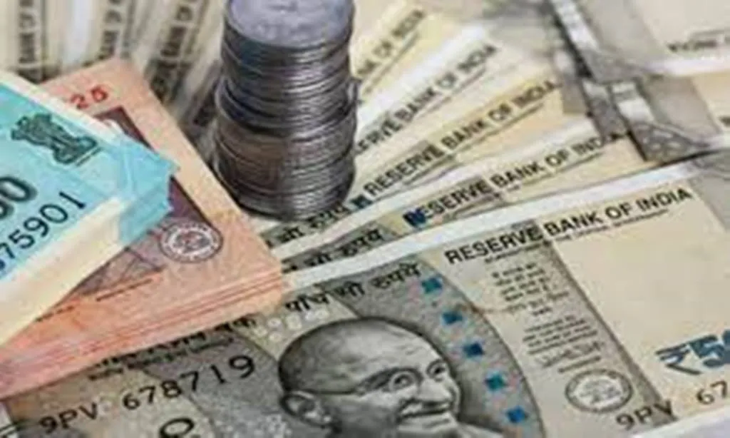 रुपया शुरुआती कारोबार में छह पैसे की बढ़त के साथ 83.26 प्रति डॉलर पर पहुंचा