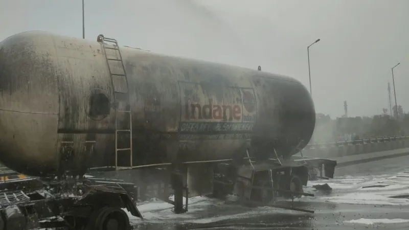 रौजागांव ओवर ब्रिज पर LPG टैंकर में गैस रिसाव से लगी आग (1)