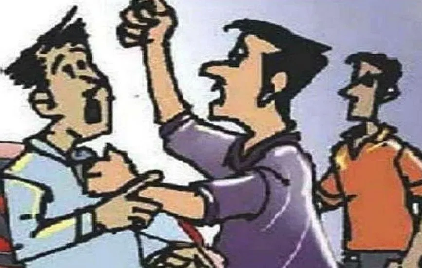 पीलीभीत: कोतवाली में आमने-सामने आते ही भिड़े छात्र-छात्रा के परिजन, जानिए पूरा मामला 