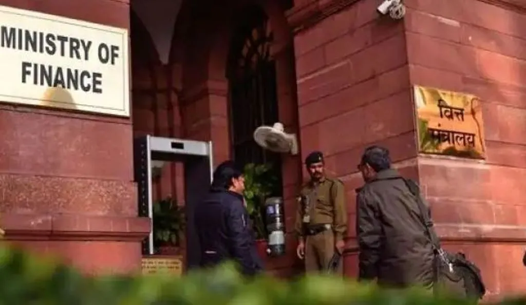 वित्त मंत्रालय ने एलआईसी एजेंट, कर्मचारियों के लिए कल्याणकारी उपायों को दी मंजूरी 