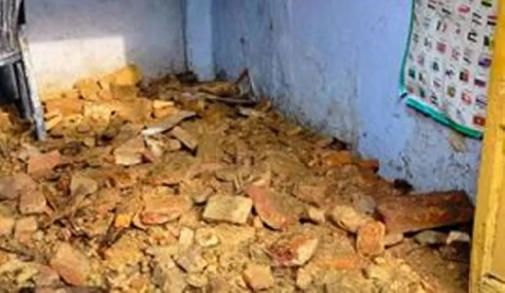 बरेली: रात में गिरा स्कूल के कक्ष का लिंटर, दिन में होता हादसा तो बच्चों की जान पर बन आती