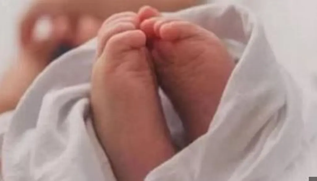 महिला ने एलियन जैसे बच्चे को दिया जन्म, देखने के लिए उमड़े लोग, डॉक्टर्स ने कही ये बात... 