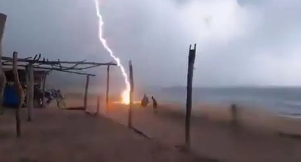 VIRAL VIDEO: समुद्र किनारे टहलते लोगों पर अचानक गिरी आकाशीय बिजली, खौफनाक मंजर देख कांप जाएगी रूह  