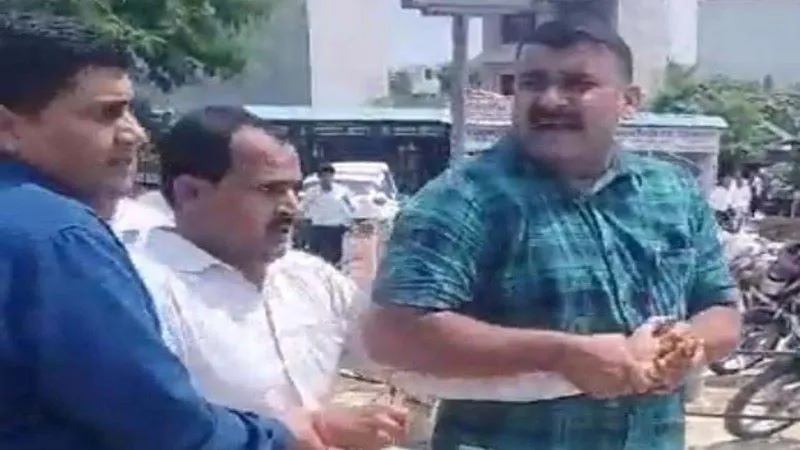 लखनऊ : एंटी करप्शन की टीम ने घूस लेते लेखपाल को रंगेहाथ दबोचा