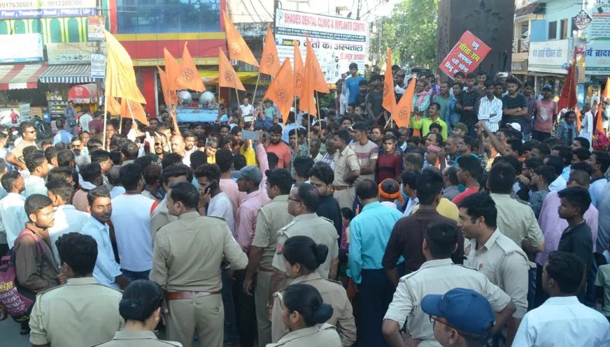 पीलीभीत: पुलिस के खिलाफ भड़का आक्रोश...हाइवे जाम कर नारेबाजी