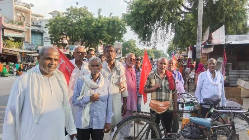 अयोध्या : रैली को लेकर जनता से संवाद स्थापित कर रहे वामपंथी कार्यकर्ता 