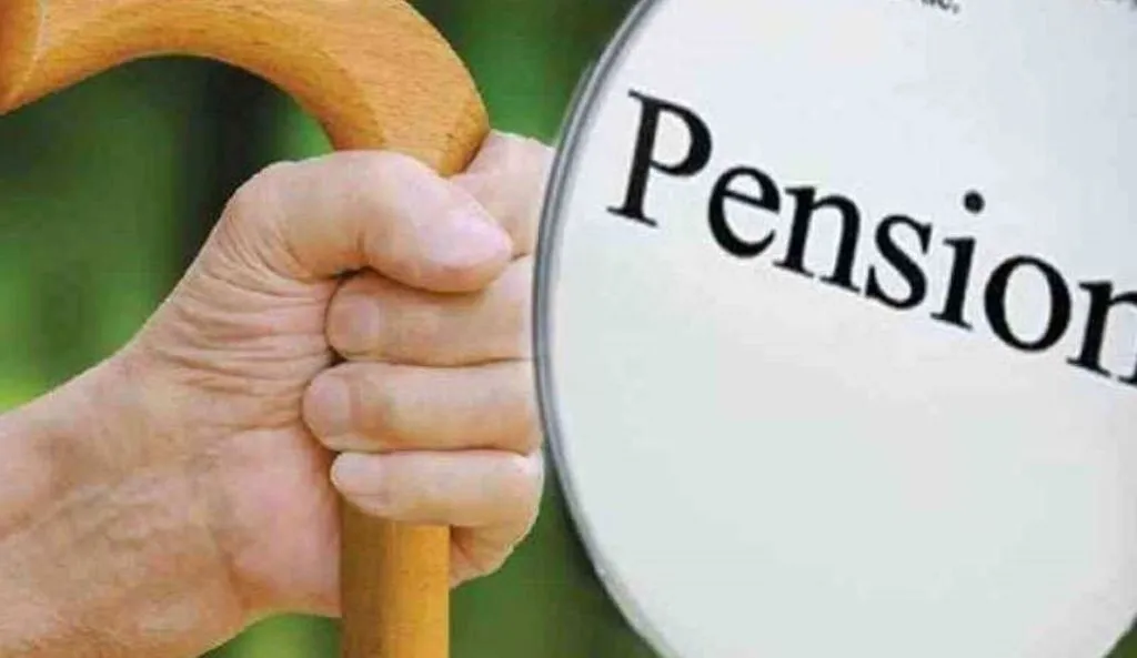 केंद्र सरकार ने बैंकों को दिया निर्देश, कहा- बीमार पेंशनधारकों के घर जाकर जीवन प्रमाणपत्र लें बैंक कर्मचारी 