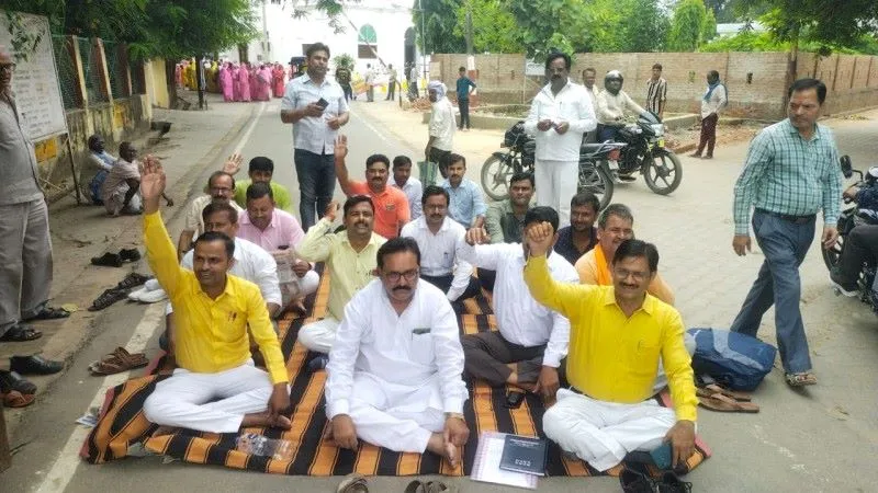 सुलतानपुर : शिक्षक के पक्ष में उतरा संयुक्त मोर्चा, भरेंगे जेल 