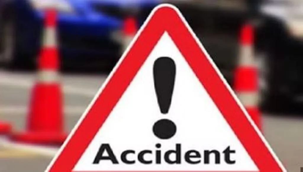 बस और ट्रेलर की टक्कर में सगी बहनों की मौत, 23 अन्य घायल 