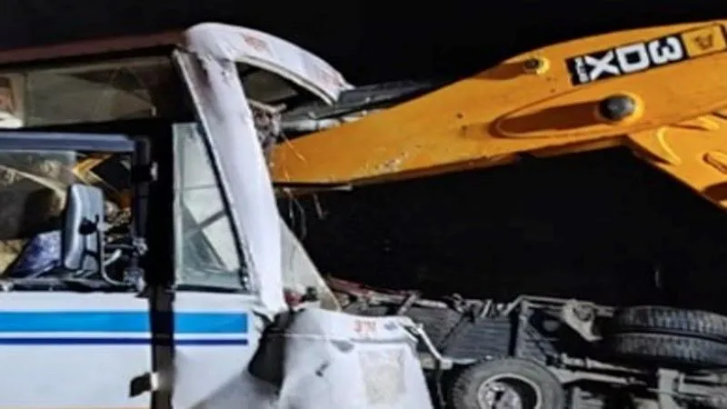 बाराबंकी में भीषण सड़क हादसा, तीन लोगों की मौत, कई घायल