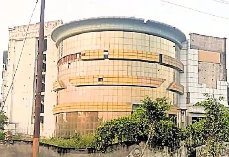 मुरादाबाद : 16 साल में खंडहर हो गया करोड़ों का सोर्सिंग हब, टूट गए आर्टिजन्स और निर्यातकों के सपने 