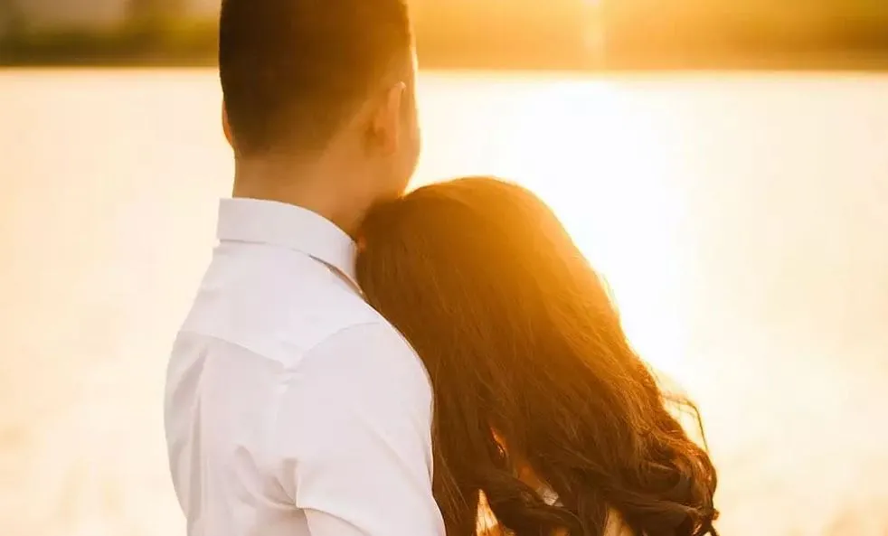 आपका पार्टनर बात-बात पर हो जाता है इमोशनल, इन तरीकों को अपनाकर संभालें रिश्ता 