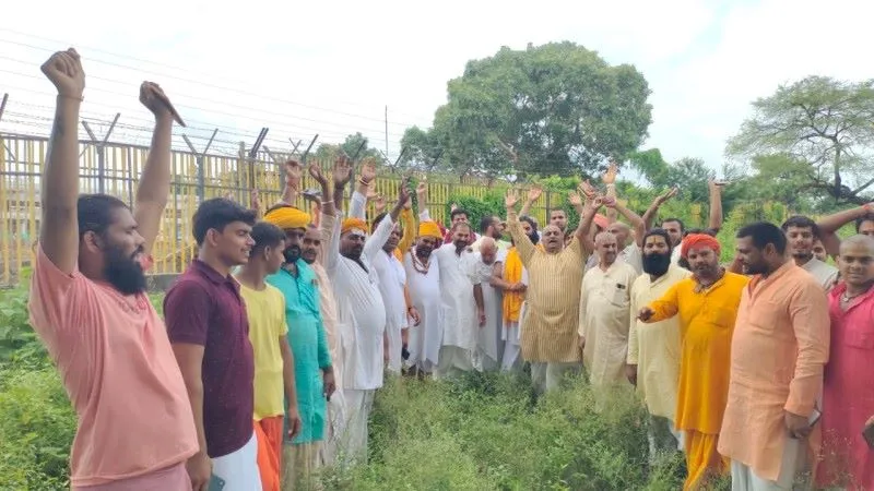 अयोध्या : राम मंदिर ट्रस्ट पर जमीन कब्जाने का आरोप