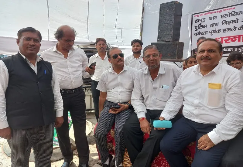 मुरादाबाद : हापुड़ पहुंचकर अधिवक्ताओं के धरने को दिया समर्थन