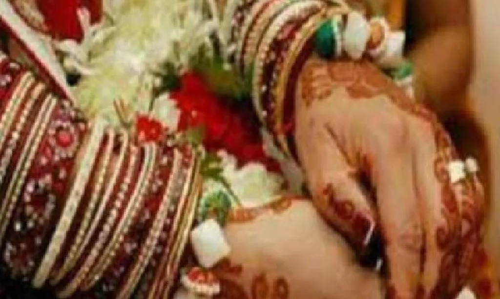 पीलीभीत: गर्दन पर फंदे का निशान दिखा बोली विवाहिता - न्याय दिलाओ..अब फंसे ससुरालिए 