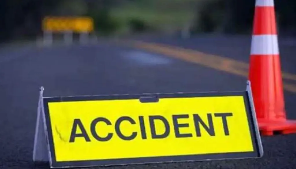 पानी से भरे गड्ढे में कार गिरने से एक ही परिवार के चार सदस्यों की मौत