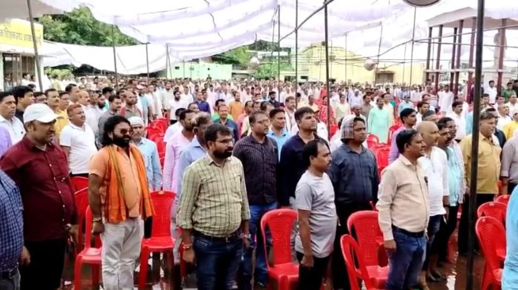  बदायूं: शिक्षक संघ ने भरी हुंकार, धरने में संख्या सैकड़ों पार