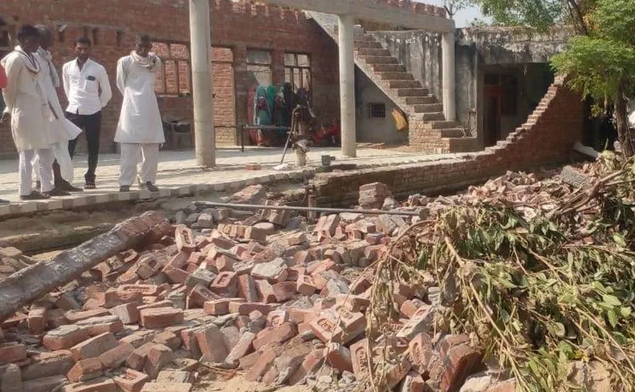 संभल: निर्माणाधीन मकान की दीवार गिरी, मलबे में दबकर बच्ची की मौत, दो भाई घायल