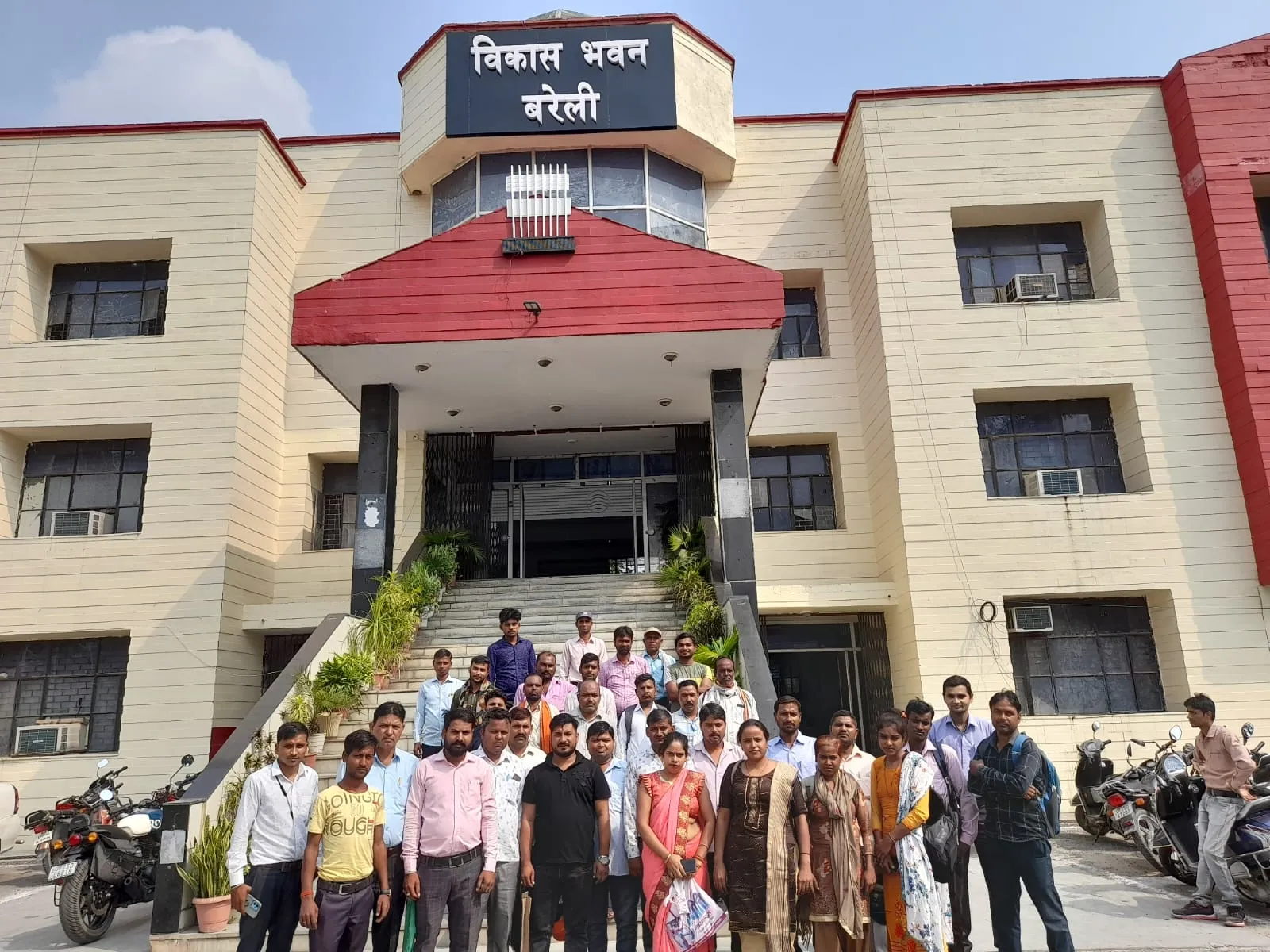 बरेली: स्वच्छाग्रहियों ने हक न मिलने पर विकास भवन में दी धरने की चेतावनी