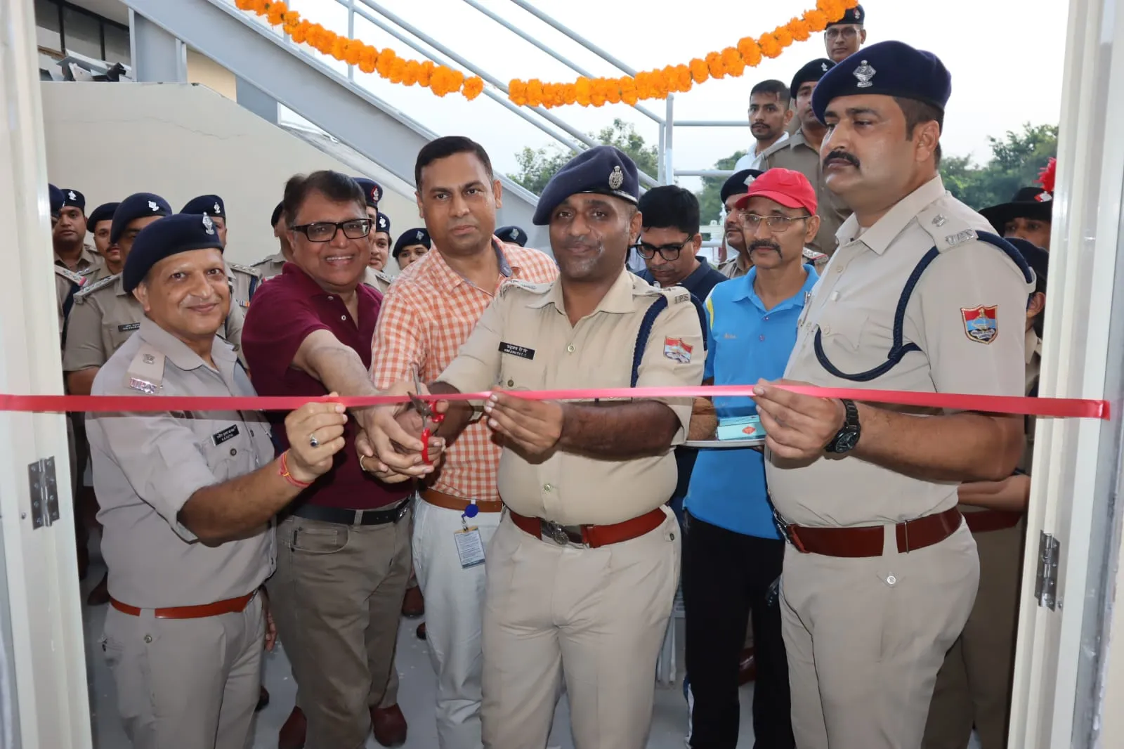 रुद्रपुर: एसएसपी ने किया हाईटेक प्री फैब्रिकेटेड बैरिक मैस का लोकार्पण