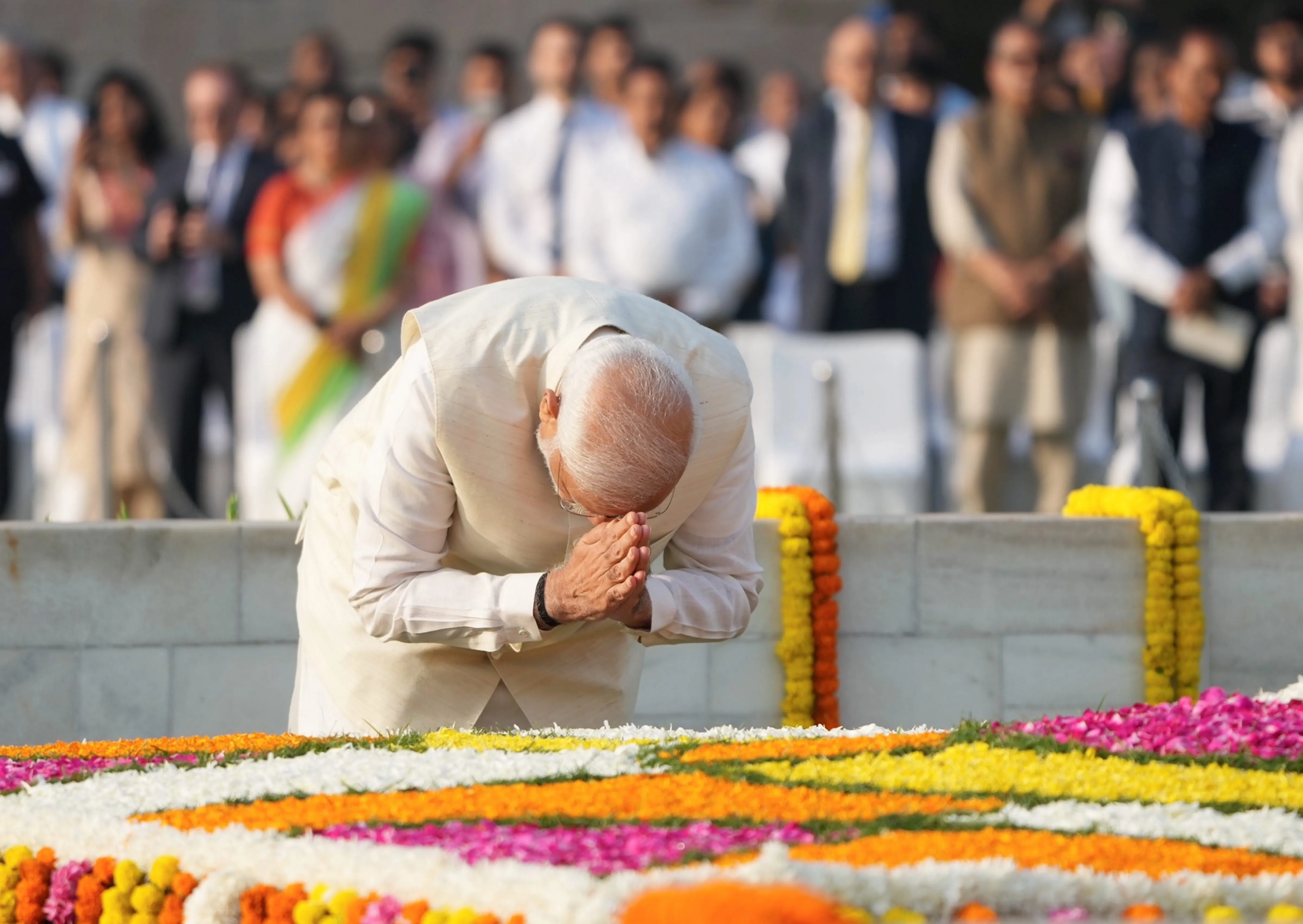 प्रधानमंत्री ने गांधी जयंती पर बापू को दी श्रद्धांजलि, शास्त्री को किया नमन 