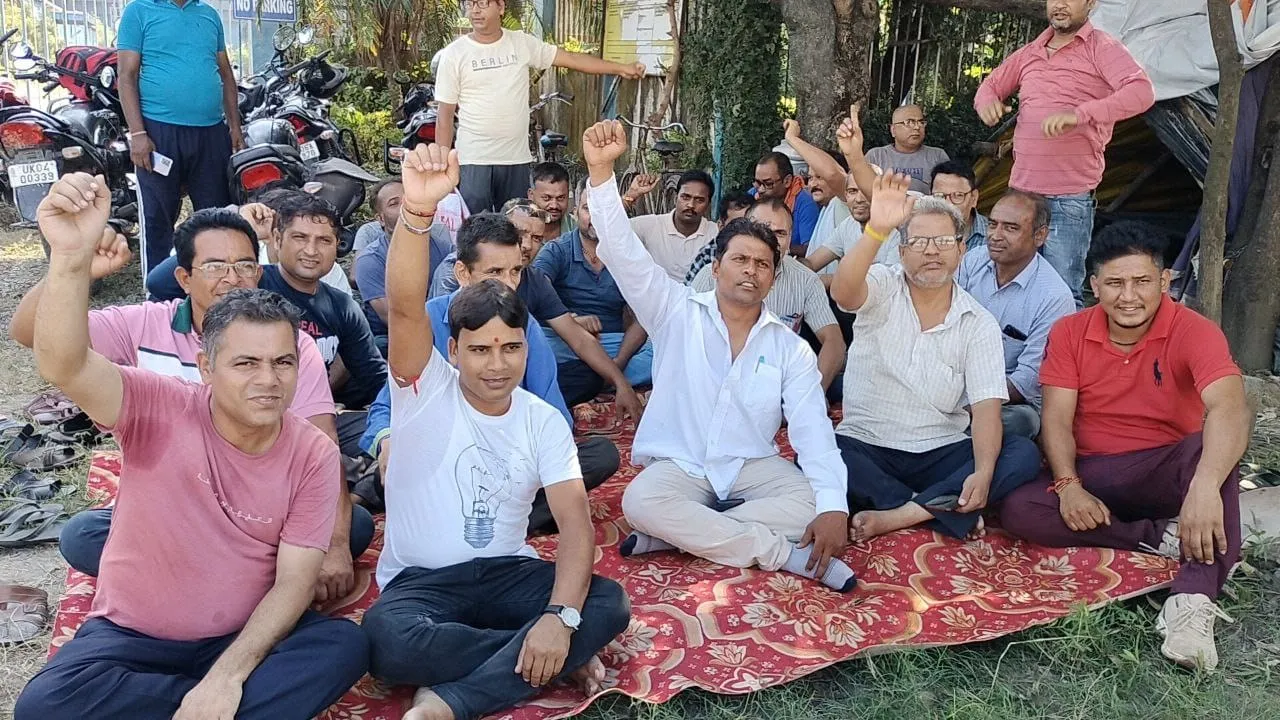 रुद्रपुर: वेतन न मिलने से श्रमिकों में आक्रोश, प्रदर्शन