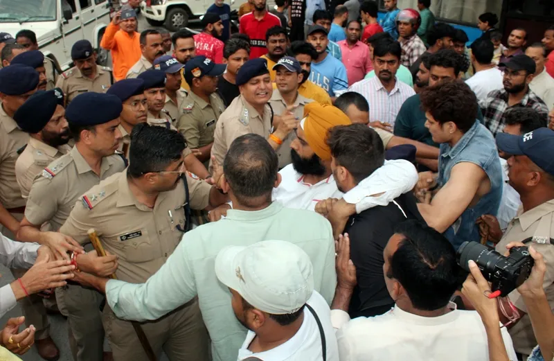 हल्द्वानी: सुभाष नगर में नजूल भूमि से अतिक्रमण हटाने पर High Voltage हंगामा