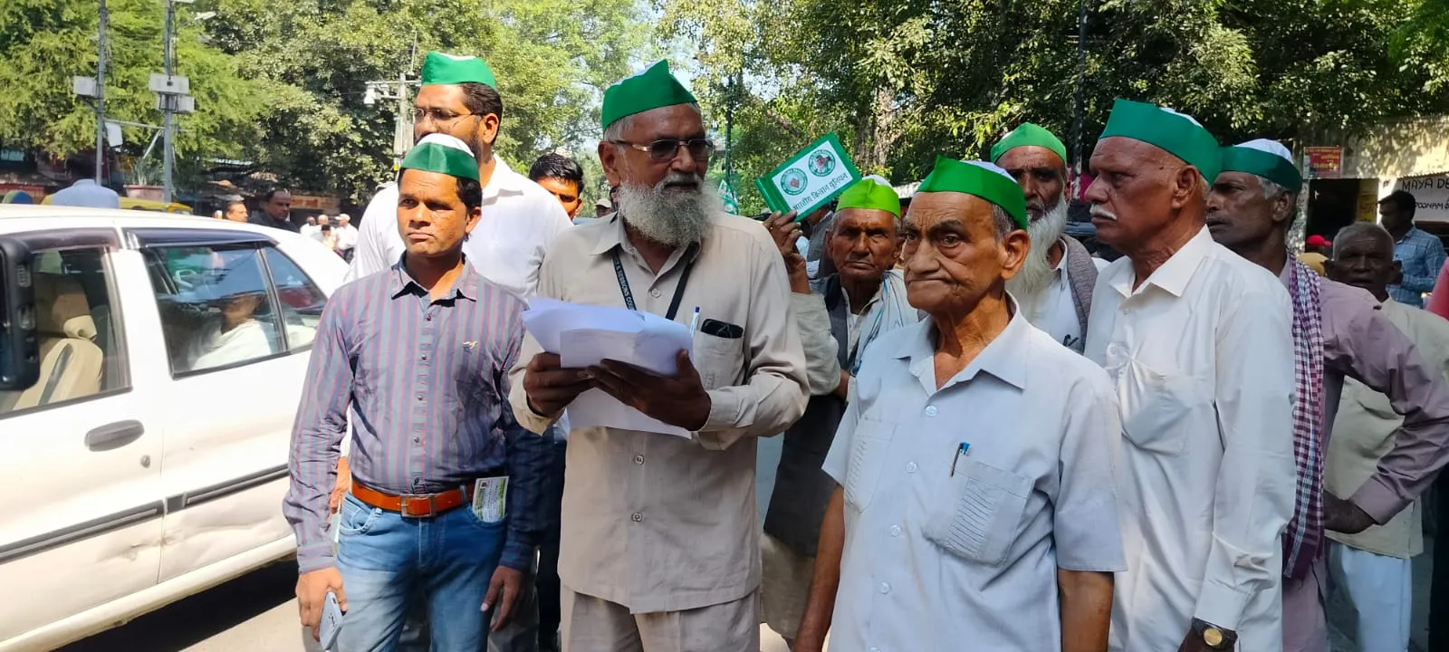 बरेली: किसानों की समस्याओं के निदान के लिए डीएम को सौंपा 12 सूत्रीय ज्ञापन