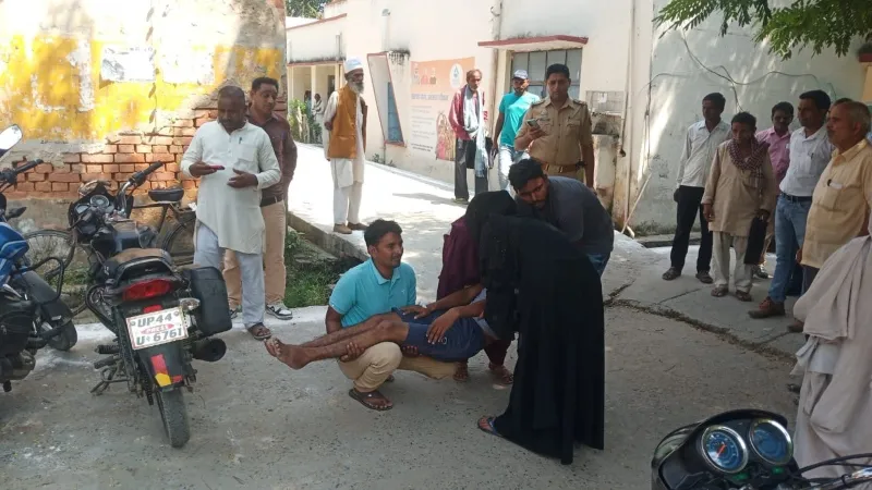 अमेठी पुलिस पर कार्रवाई नहीं करने का आरोप,  घायल युवक को लेकर परिजन पहुंचे समाधान दिवस