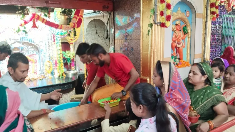 शारदीय नवरात्रि : घरों में भक्त कर रहे कलश स्थापना, उपवास रख मां शैलपुत्री की हो रही उपासना 