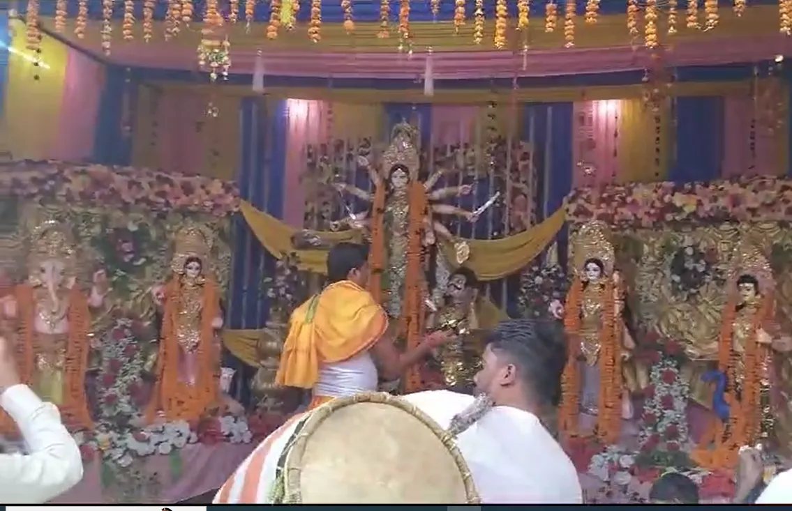 बरेली : 100 सालों से ज्यादा पुरानी है दुर्गाबाड़ी की यह पूजा, महिषासुर मर्दिनी की होती है स्थापना