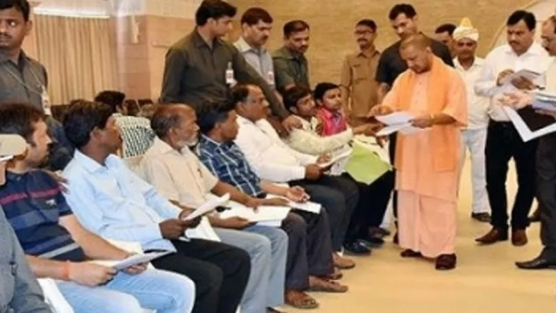 गोरखपुर में सीएम योगी ने लगाया जनता दरबार, संतों को किया नमन 