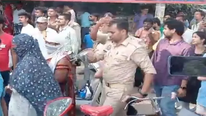 हरदोई : डीएम चौराहे पर चेन स्नैचिंग के शक में एक महिला ने दो महिलाओं को दबोचा