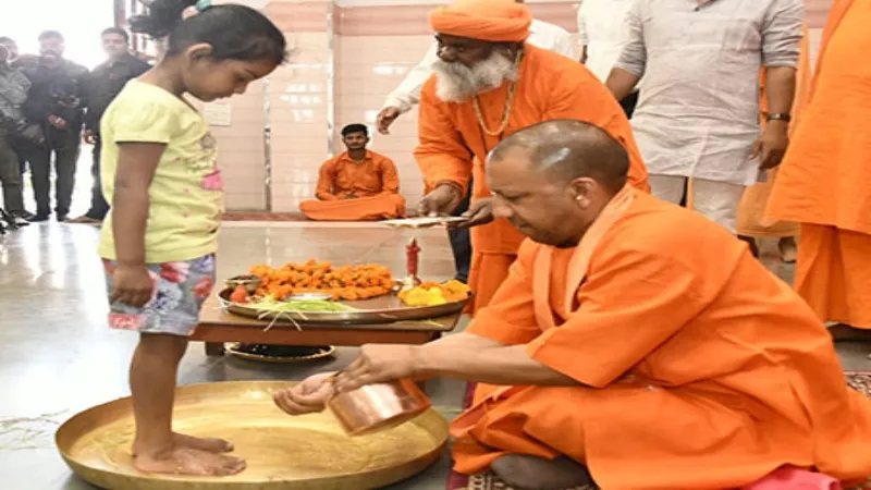 गोरखपुर में CM योगी ने किया कन्या पूजन, कहा - सनातन धर्म में वंदनीय है मातृ शक्ति