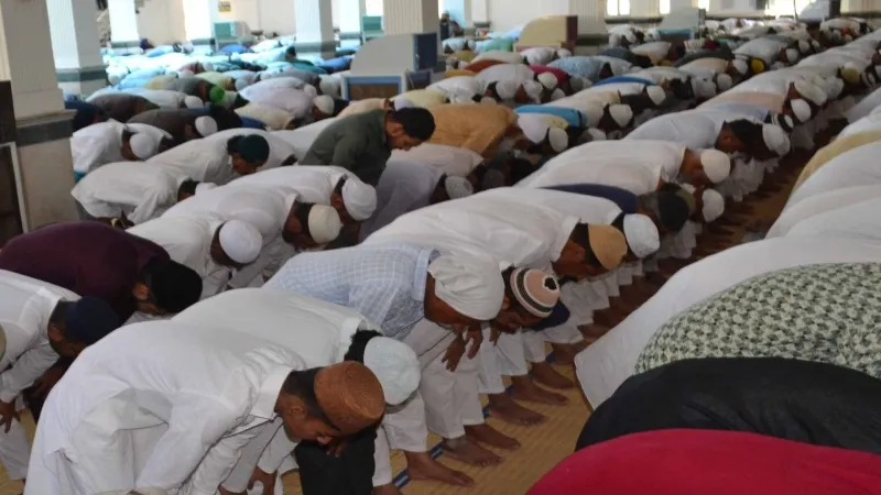 लखनऊ में कड़ी सुरक्षा के बीच पढ़ी गई जुमे की नमाज, फिलिस्तीन में अमन के लिए मांगी दुआ 